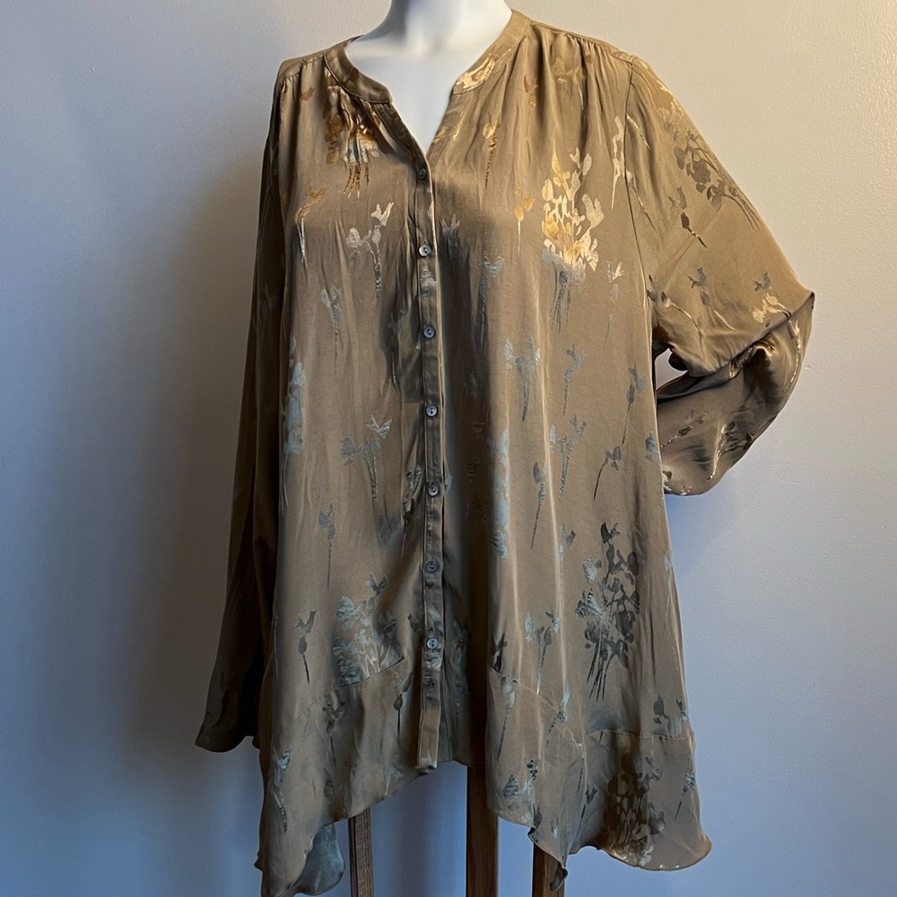 LOGO Chic Floral Button-Up Blouse with jagged bottom edge 2 pockets